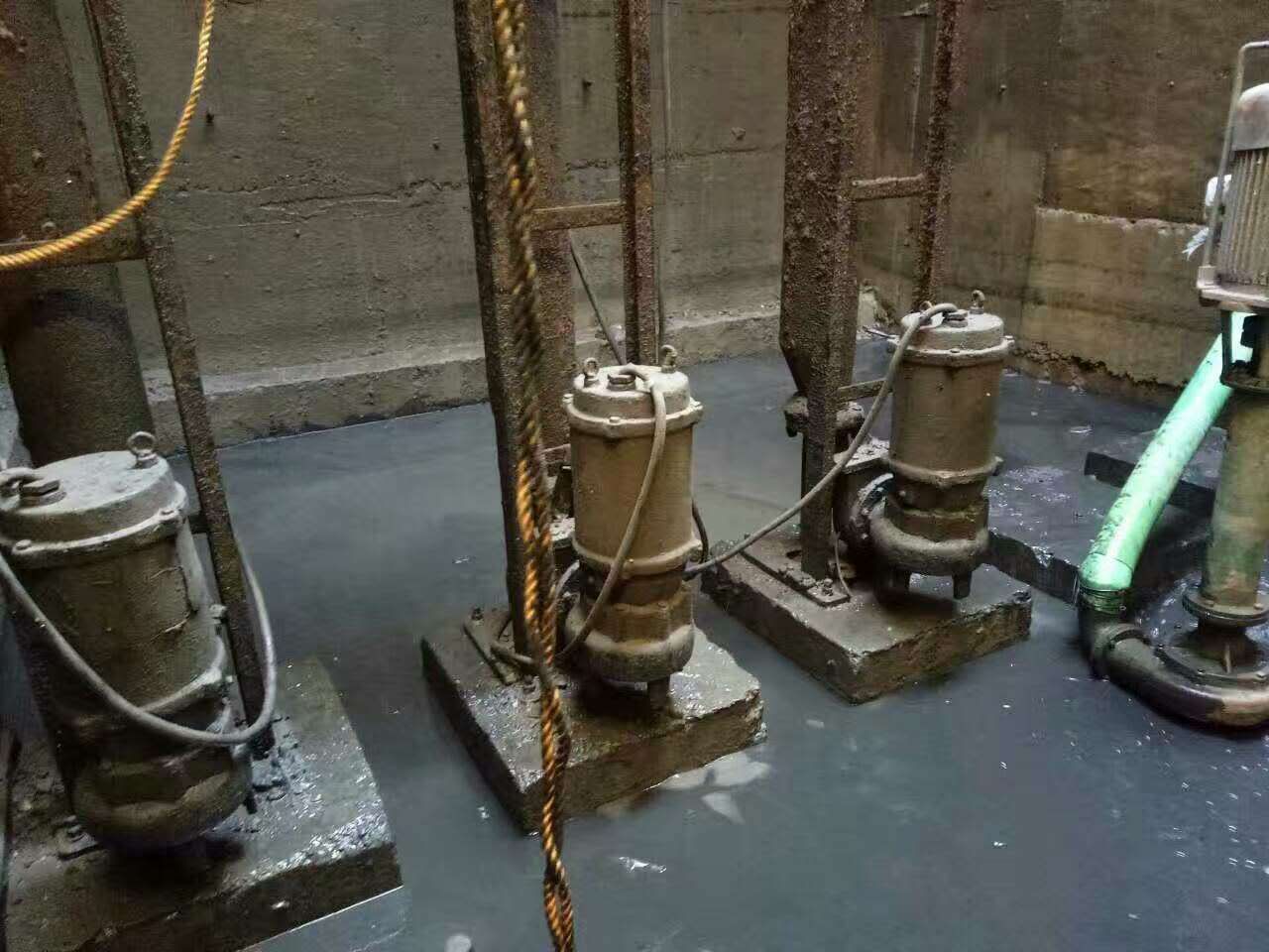 钟山污水池清理